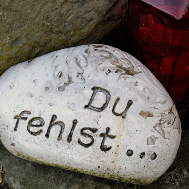 grabstein_du_fehlst_by_peter_weidemann_ (1)